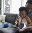 Qual a importância da leitura em família? Conheça os benefícios!  Foto: Hero Images/Getty Images / Bebe.com