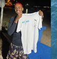 Paulo Vitor segurando a camiseta que ganhou   Foto: Reprodução