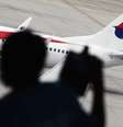 Um passageiro tira fotos de um avião da Malaysia Airlines no Aeroporto Internacional de Kuala Lumpur em 2014  Foto: REUTERS/Damir Sagolj