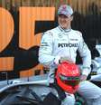Michael Schumacher em sessão de fotos no GP de Valencia, Espanha, em 2010   Foto: David Davies/PA Images via Getty Images