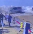Forte onda invade praia e deixa pessoas e deixa feridos nos EUA  Foto: Foto: Reprodução Vídeo