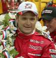 Gil de Ferran celebra vitória na 87ª edição do Indianapolis 500 em 2003  Foto: REUTERS/Peter Jones PJ/SV