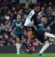  Foto: Adrian Dennis / AFP via Getty Images - Legenda: Gabriel Martinelli (à direita) tenta dominar a bola enquanto é bem marcado por  Iwobi, do Fulham  / Jogada10