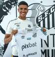 Raul Baretta / Santos FC - Legenda: Lucas Barbosa celebra um dos sete gols pelo profissional do Santos, ao lado de Marcos Leonardo, outro Menino da Vila  Foto: Jogada10