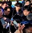 O líder da oposição sul  Foto: coreana, Lee Jae-myung, é esfaqueado no pescoço -  Reprodução/Youtube/@Barunsori / Perfil Brasil