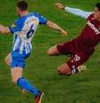  Foto: Divulgação / West Ham - Legenda: Milner tenta sair com a bola para o Brighton (de azul). Mas Álvarez  tenta o corte de carrinho / Jogada10
