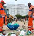 Imagem mostra dois garis negros trabalhando para retirar o lixo produzido durante as festas de fim de ano no Rio de Janeiro.  Foto: Alma Preta