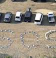Sigla 'SOS' foi escrita no chão com cadeiras numa universidade na cidade de Noto  Foto: Reuters / BBC News Brasil
