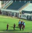 Goleiro Ygor comemora seu gol com os companheiros no banco de reservas do Atlético-GO  Foto: Reprodução/Youtub / Jogada10
