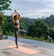 A prática regular de yoga inclui posturas que fortalecem e alongam os músculos, melhorando a flexibilidade e o alinhamento postural  Foto: StockFamily | Shutterstock / Portal EdiCase