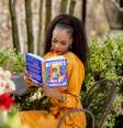 A autora Tara M. Stringfellow lendo seu livro de estreia "Memphis".  Foto: Alma Preta