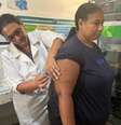 Após perder um filho para a dengue, Francislene foi a primeira pessoa a receber a vacina contra a doença em Dourados (MS)  Foto: Rogério Vidmantas/Prefeitura de Dourados