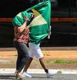 Extremistas detidos em frente ao Quartel General do Exército em 9 de janeiro, um dia após os atos golpistas na Praça dos Três Poderes, foram soltos por decisão do ministro Alexandre de Moraes, e deverão usar tornozeleira eletrônica  Foto: Wilton Junior/Estadão / Estadão