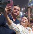 Semelhança de apoiadora do ex-presidente Jair Bolsonaro (PL) com a primeira-dama, Janja da Silva, repercutiu nas redes sociais  Foto: @safe_dv no X (antigo Twitter) / Estadão
