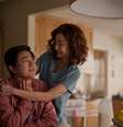 Em irmãos Sun, Michellle Yeoh é mãe do assassino Charles e do ingênuo Bruce (Imagem: Divulgação/Netflix)  Foto: Canaltech