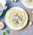 Macarrão com frango e cogumelos  Foto: azerbaijan_stockers | Freepik / Portal EdiCase
