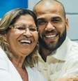 Daniel Alves com a mãe, Lúcia Alves —  Foto: Reprodução / Redes Sociais / Perfil Brasil