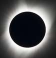 A coroa solar é visível durante os eclipses solares totais (com os devidos filtros de proteção para os olhos) (Imagem: Reprodução/NASA)  Foto: Canaltech