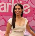 O filme "Barbie" foi proibido em alguns países por "promover a homossexualidade"  Foto: Reprodução: Instagram/americaferrera