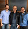 O governador de Santa Catarina, Jorginho Mello (PL, no centro), com os filhos Filipe (à direita) e Bruno (à esquerda).  Foto: Reprodução/Facebook Jorginho Mello / Estadão