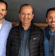 O governador de Santa Catarina, Jorginho Mello (PL, no centro), com os filhos Filipe (à direita) e Bruno (à esquerda).   Foto: Reprodução/Facebook/Jorginho Mello