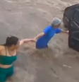 Pessoas fizeram um 'cordão humano' para resgatar as duas   Foto: Reprodução