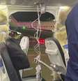 A visão da fuselagem rompida tirada quando o avião pousou com segurança  Foto: Reuters / BBC News Brasil