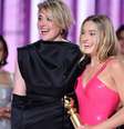 Greta Gerwig e Margot Robbie com o Globo de Ouro pela Maior Bilheteria do Ano, de Barbie  Foto: Getty Images / BBC News Brasil
