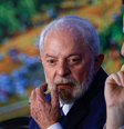 O presidente do Brasil, Luiz Inácio Lula da Silva, conversa com o presidente do Senado do Brasil, Rodrigo Pacheco, durante um evento para marcar a consolidação da democracia no Brasil, um ano depois que apoiadores do ex-presidente de extrema direita Jair Bolsonaro invadiram o palácio presidencial, o Congresso e o Supremo Tribunal, em Brasília , Brasil  Foto: Reprodução/Reuters