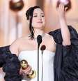 Lily Gladstone, com Globo de Ouro de melhor atriz de drama por sua atuação em Assassinos da Lua das Flores  Foto: Getty Images / BBC News Brasil