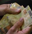 Em 2023, foram aplicados R$ 3,83 trilhões, contra saques de R$ 3,91 trilhões.  Foto: Marcello Casal Jr/Agência Brasil/Arquivo / Perfil Brasil