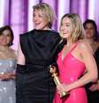 Margot Robbie e Greta Gerwig recebem prêmio de Barbie no Globo de Ouro  Foto: Golden Globes/Divulgação