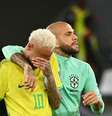O pagamento à justiça aconteceu no dia 9 de agosto  Foto: Lucas Figueiredo/CBF - Legenda: Neymar e Daniel Alves são próximos há alguns anos / Jogada10