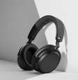 Além de comandos por gestos e toques, o Sennheiser Accentum Plus traz como novidade sensores de detecção das orelhas, suporte ao codec aptX Adaptive e conector P2 (Imagem: Divulgação/Sennheiser)  Foto: Canaltech