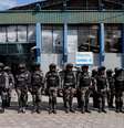 Policiais diante da penitenciária El Inca em Quito 8/1/2024   Foto: Reuters/Karen Toro
