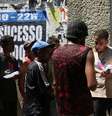 A imagem mostra um homem entrevistando pessoas em situação de rua.  Foto: Alma Preta