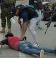 A polícia prendeu vários homens armados depois que o presidente do Equador declarou um 'conflito armado interno'  Foto: Getty Images / BBC News Brasil