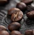 Dentro do limite seguro, o consumo de caféina tem inúmeras vantagens para a saúde do indivíduo (Imagem: FabrikaPhoto/Envato)  Foto: Canaltech