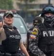 Polícia do lado de fora de TV invadida por criminosos no Equador  Foto: Ansa