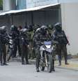 Policiais e militares patrulham rua em Guayaquil, no Equador.  Foto: Romina Duarte/Agencia Press South/Getty Images