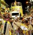 Imagem mostra foliões do primeiro bloco afro do Brasil, Ilê Aiyê.  Foto: Alma Preta
