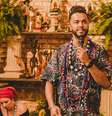 A imagem mostra o Babalorixá David Dias, homem negro, autor do livro "Sincretismo na Umbanda - Pactos e Impactos na identidade dos Povos de Terreiro".  Foto: Alma Preta