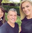 Ana Hickmann com sua então assessora e amiga Claudia Helena e o maquiador Marcelo Gomes  Foto: Reprodução/Instagram