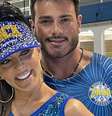 Carnaval 2024 de São Paulo: Carla Prata apostou em jeans para ensaio da Acadêmicos do Tucuruvi e blusa cheia de de cristais Swarovski; rainha de bateria ainda ganhou carinho do noivo, Luiz Gustavo Mustafe.  Foto: Divulgação, Renato Cipriano / Purepeople