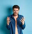Venha desvendar os mistérios astrológicos e descobrir o que irrita cada signo em um relacionamento amoroso  Foto: Shutterstock / João Bidu