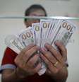 Homem mostra notas de dólares
17/07/2015
REUTERS/Soe Zeya Tun/File Photo  Foto: Reuters