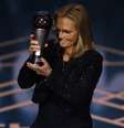  Foto: Adrian Dennis/AFP via Getty Images - Legenda: Momento em que Sarina Wiegman recebe o prêmio de melhor treinadora de 2023 - / Jogada10