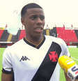 Ele disse ter ouvido gritos de "macaco" vindos da arquibancada  Foto: Reprodução de vídeo SporTV - Legenda: Momento em que uma garrafa passa rente à cabeça de Lucas Eduardo, espirrando água / Jogada10