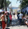 Entrada de estudantes para a segunda fase do Enem na unidade da Unip da Rua Apeninos, em dia de extremo calor.  Foto: Tiago Queiroz/Estadão - / Estadão