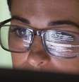 Mulher usando computador  Foto: GETTY IMAGES / BBC News Brasil
